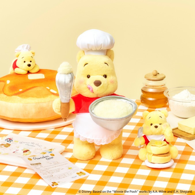 コック帽をかぶったプーさんが愛らしい、とろ〜りはちみつのパンケーキをテーマにした新コレクションをディズニーストアで発売